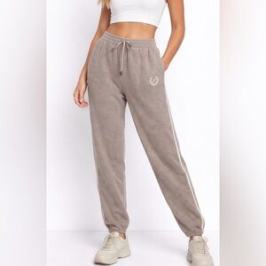 (NWT) VICTORIA’S SECRET PINK REVERSE FlLEECE HIGH-WAIST JOGGERS – L 
ROSE TAUPE